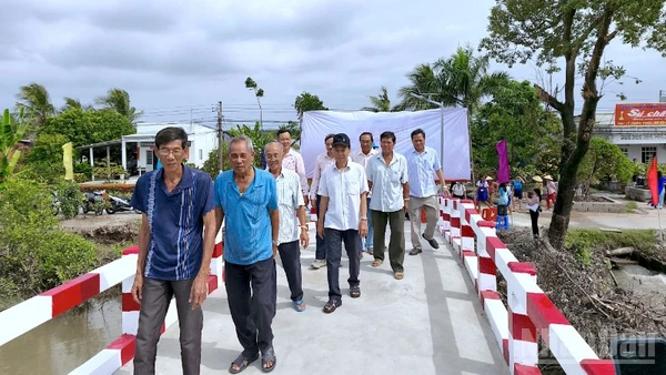 Người dân vùng quê ấp Lung Chim, xã Định Thành vui mừng đi qua cầu mới hoàn thành. 