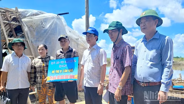 Phó Bí thư Tỉnh ủy, Chủ tịch Ủy ban Mặt trận Tổ quốc Việt Nam tỉnh Cà Mau Hồ Thanh Thủy (thứ 3 từ phải qua) trao hỗ trợ cho người dân phường Láng Tròn.