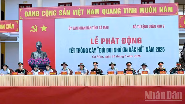 Lãnh đạo cấp ủy, chính quyền tỉnh Cà Mau và lãnh đạo Quân khu 9 tham dự lễ phát động Tết trồng cây tại điểm cầu phường An Xuyên, tỉnh Cà Mau.