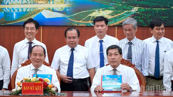 Lãnh đạo Sở Y tế Cà Mau và Sở Y tế Thành phố Hồ Chí Minh trao văn bản hợp tác chuyên ngành dưới sự chứng kiến của lãnh đạo tỉnh Cà Mau.