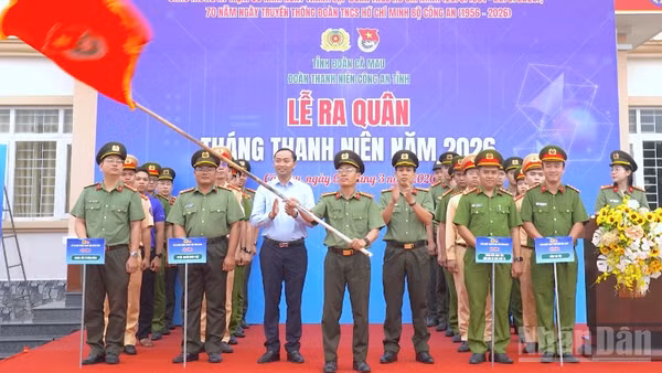 Ra mắt 4 Đội hình thanh niên tình nguyện và thực hiện nghi thức phát cờ lệnh ra quân Tháng Thanh niên tại Cà Mau.