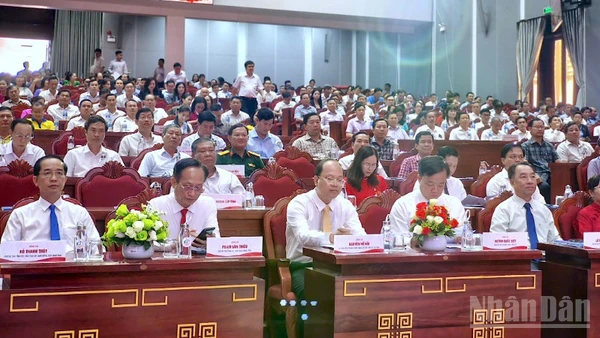 Lãnh đạo tỉnh Cà Mau (hàng đầu tiên) tham dự buổi họp mặt.