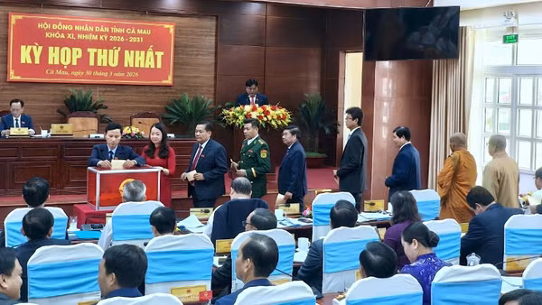 Các đại biểu thực hiện bỏ phiếu bầu các chức danh lãnh đạo Hội đồng nhân dân tỉnh Cà Mau nhiệm kỳ mới vào sáng 30/3.