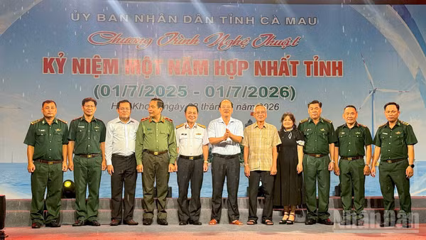 Ban tổ chức cùng các đại biểu, lãnh đạo tỉnh Cà Mau và các tướng lĩnh lực lượng vũ trang chụp ảnh lưu niệm trên sân khấu chương trình nghệ thuật kỷ niệm một năm hợp nhất tỉnh.