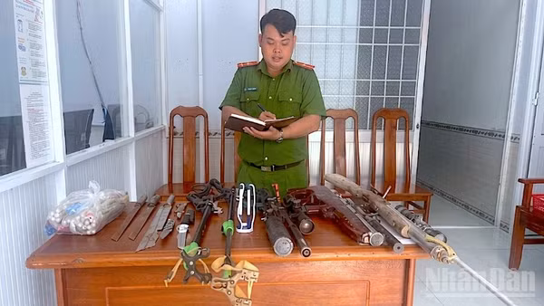 Công an xã Quách Phẩm (tỉnh Cà Mau) tiến hành kiểm tra, phân loại các loại vũ khí, công cụ hỗ trợ nhận giao nộp từ người dân.