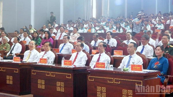 Lãnh đạo tỉnh Cà Mau (hàng đầu tiên) cùng các đại biểu tham dự buổi họp mặt.