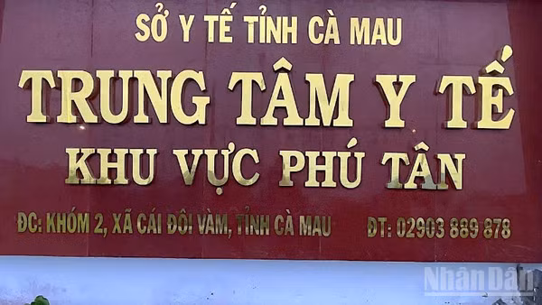 Nhiều cán bộ y tế tại Trung tâm Y tế khu vực Phú Tân đang gặp nhiều khó khăn do bị nợ lương.