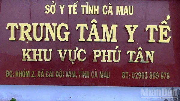 Nhiều cán bộ y tế tại Trung tâm Y tế khu vực Phú Tân đang gặp nhiều khó khăn do bị nợ lương.