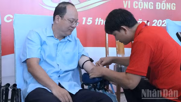 Đồng chí Nguyễn Hồ Hải, Ủy viên Trung ương Đảng, Bí thư Tỉnh ủy Cà Mau (bên trái) tham gia hiến máu tình nguyện tại ngày hội.