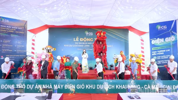 Lãnh đạo tỉnh Cà Mau và chủ đầu tư thực hiện nghi thức động thổ Dự án Nhà máy điện gió Khu du lịch Khai Long-Cà Mau Giai đoạn 1.