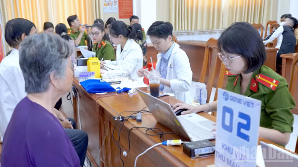 Công an tỉnh Cà Mau phối hợp Công ty Gene Viet thu mẫu ADN thân nhân liệt sĩ chưa xác định danh tính từ ngày 18-20/7/2026.