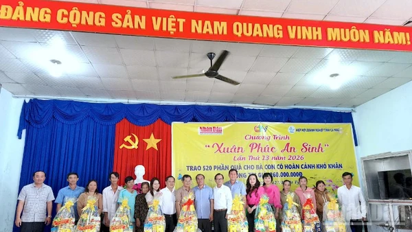 Đại diện Hiệp hội Doanh nghiệp tỉnh Cà Mau, Cơ quan đại diện Báo Nhân Dân tại khu vực miền nam và đơn vị đồng hành trao quà Tết tại xã Lương Thế Trân.