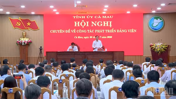 Trưởng Ban Tổ chức Tỉnh ủy Cà Mau Phan Thanh Duy (đứng trên) trình bày tình hình phát triển đảng viên tại hội nghị.