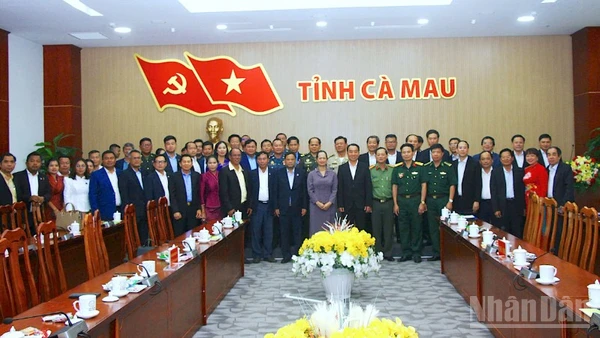 Đoàn công tác tỉnh Koh Kong (Vương quốc Campuchia) chụp ảnh lưu niệm nhân dịp đến thăm tỉnh Cà Mau.