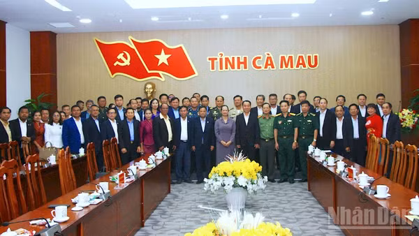 Đoàn công tác tỉnh Koh Kong (Vương quốc Campuchia) chụp ảnh lưu niệm nhân dịp đến thăm tỉnh Cà Mau.