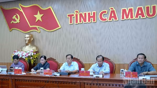 Lãnh đạo tỉnh Cà Mau tham gia chủ trì, điều hành tại điểm cầu chính của lớp bồi dưỡng tại Cà Mau.