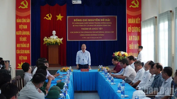 Ủy viên Trung ương Đảng, Bí thư Tỉnh ủy Nguyễn Hồ Hải (đứng) làm việc với đơn vị thi công Dự án nâng cấp Cảng Hàng không Cà Mau vào chiều muộn 23/2.