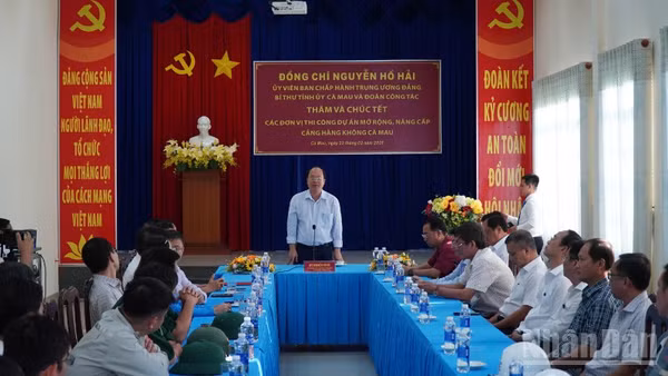 Ủy viên Trung ương Đảng, Bí thư Tỉnh ủy Nguyễn Hồ Hải (đứng) làm việc với đơn vị thi công Dự án nâng cấp Cảng Hàng không Cà Mau vào chiều muộn 23/2.