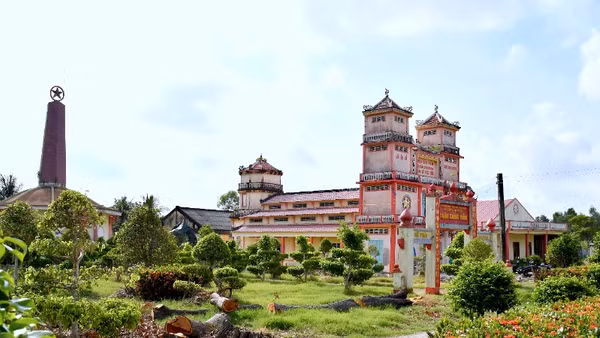 Khuôn viên di tích Giồng Bốm là toàn bộ khu vực của Thánh thất Ngọc Minh gồm 3 ngôi nhà: Hiệp thiên đài, Cửu trùng đài và Bát quái đài. (Ảnh: Mộng Thường)