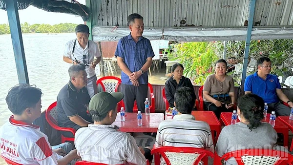 Phó Chủ tịch Ủy ban Mặt trận Tổ quốc Việt Nam tỉnh Cà Mau Nguyễn Văn Khởi (đứng, áo xanh) ân cần thăm hỏi các hộ dân có nhà bị cháy.