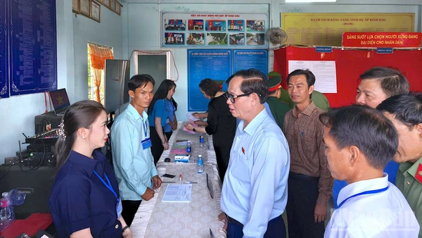 Phó Chủ tịch Quốc hội Trần Quang Phương kiểm tra tại Khu vực bỏ phiếu số 1, xã Đất Mũi, tỉnh Cà Mau.