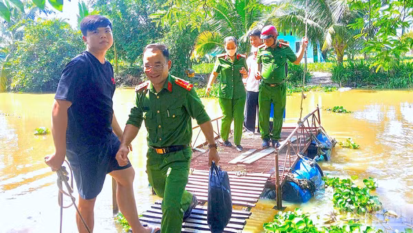 Tổ công tác lưu động Công an tỉnh Cà Mau không quản ngại điều kiện đi lại khó khăn tìm đến nhà từng hộ dân thu nhận mẫu ADN thân nhân liệt sĩ.