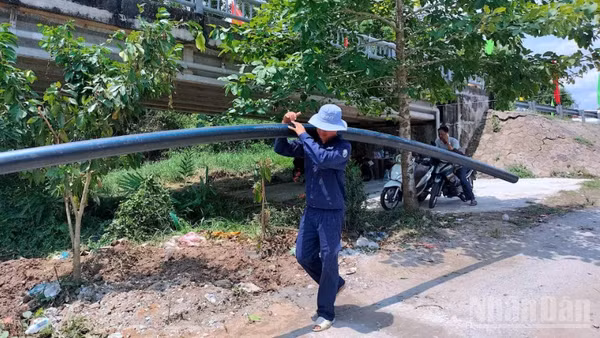 Đội ngũ thi công của Trung tâm Nước sạch và Vệ sinh môi trường nông thôn tỉnh Cà Mau tiến hành đi đường ống nước đấu nối từ khu vực giáp ranh tỉnh An Giang.
