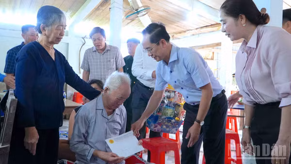 Phó Bí thư Tỉnh ủy Cà Mau Hồ Thanh Thủy (thứ 2 từ phải qua) trao tặng quà hỗ trợ nạn nhân chất độc da cam trên địa bàn xã Đá Bạc. (Ảnh: HỮU TÙNG)