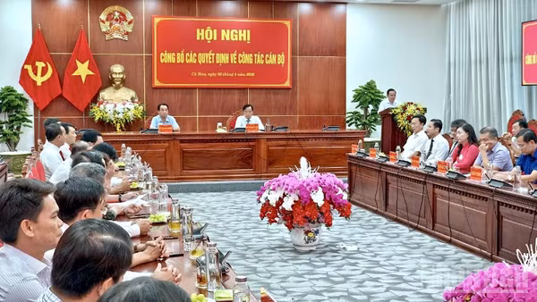 Quang cảnh Hội nghị công bố các quyết định về nhân sự tại Cà Mau chiều 3/4.
