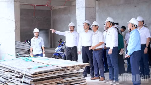Thứ trưởng Thường trực Bộ Y tế Vũ Mạnh Hà (thứ 3 từ trái qua) khảo sát thực tế Dự án Bệnh viện đa khoa Cà Mau quy mô 1.200 giường.