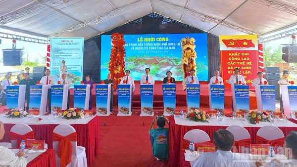 Nguyên lãnh đạo Đảng, Nhà nước, lãnh đạo tỉnh Cà Mau và các đơn vị thi công, tài trợ thực hiện nghi thức khởi công.