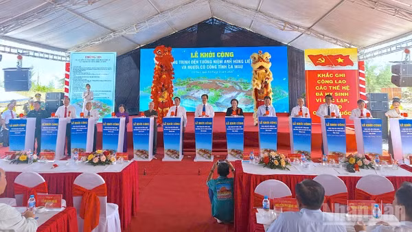 Nguyên lãnh đạo Đảng, Nhà nước, lãnh đạo tỉnh Cà Mau và các đơn vị thi công, tài trợ thực hiện nghi thức khởi công.