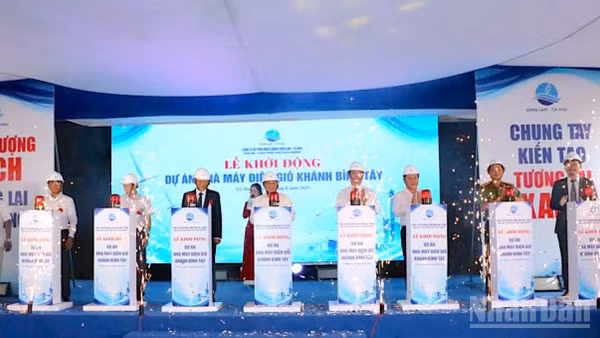 Lãnh đạo tỉnh Cà Mau và chủ đầu tư thực hiện nghi thức khởi động dự án. (Ảnh: HỮU TÙNG)