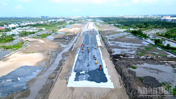 Toàn cảnh công trường thi công nâng cấp, mở rộng đường cất hạ cánh Cảng hàng không Cà Mau nhìn từ trên cao. (Ảnh: HỮU TÙNG)