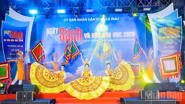 Lễ phát động tại Cà Mau được khởi động bằng nhiều tiết mục nghệ thuật đặc sắc nói về truyền thống dân tộc.