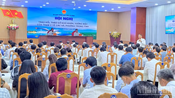 Quang cảnh hội nghị chiều 28/4 nhằm tháo gỡ khó khăn cho "phòng tuyến" y tế cơ sở trên địa bàn tỉnh Cà Mau.