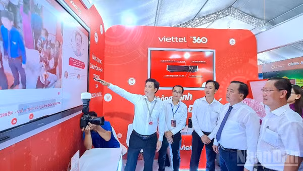 Phó Bí thư Thường trực Tỉnh ủy Cà Mau Huỳnh Quốc Việt (thứ 2 từ phải qua) tham quan gian hàng trưng bày thành tựu chuyển đổi số tại Cà Mau.