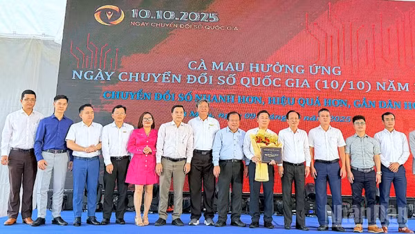 Ra mắt Hiệp hội Chuyển đổi số tỉnh Cà Mau tại Chương trình “Cà Mau hưởng ứng Ngày Chuyển đổi số quốc gia năm 2025”.