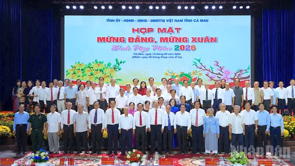 Các đồng chí lãnh đạo tỉnh Cà Mau chụp ảnh lưu niệm cùng đại biểu dự buổi họp mặt.