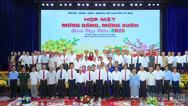 Các đồng chí lãnh đạo tỉnh Cà Mau chụp ảnh lưu niệm cùng đại biểu dự buổi họp mặt.