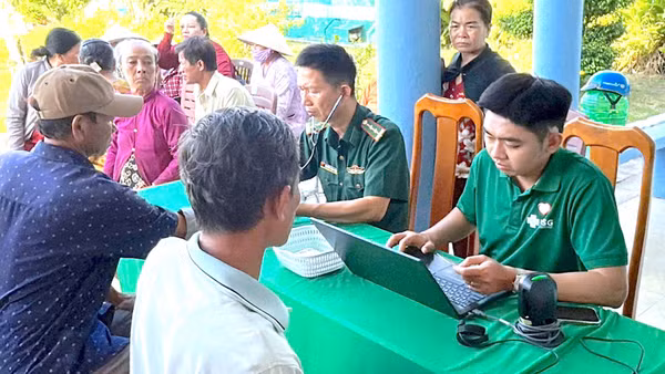 Người dân thực hiện đăng ký trước khi khám mắt. Tại bàn tiếp nhận, người dân được hướng dẫn cung cấp thông tin, kiểm tra giấy tờ và thực hiện các bước cần thiết để tham gia chương trình. (Ảnh: Hoàng Tá)