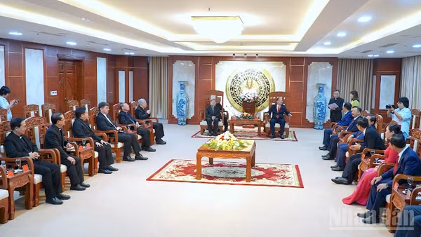 Quang cảnh buổi gặp gỡ giữa Đặc sứ của Đức Thánh Cha Leo XIV, cùng đoàn đại biểu Tòa Thánh Vatican với lãnh đạo tỉnh Cà Mau.