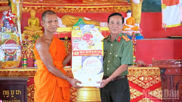 Đại tá Phạm Minh Lũy, Phó Giám đốc Công an tỉnh Cà Mau (bìa phải) trao tặng quà Tết tại chùa Cao Dân, xã Tân Lộc, tỉnh Cà Mau.