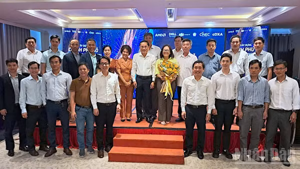 Các đại biểu tại hội thảo chụp ảnh lưu niệm.