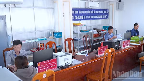 Một góc Trung tâm Phục vụ hành chính công xã Tân Thuận (tỉnh Cà Mau), nơi nhiều việc nhưng biên chế hiện tại mới lấp đầy 50%.