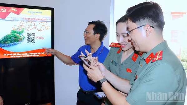 Đại úy Lâm Thảo Duy (đứng giữa) tham mưu xây dựng và lan tỏa công trình số hóa Khu di tích quốc gia Hòn Đá Bạc, tỉnh Cà Mau.