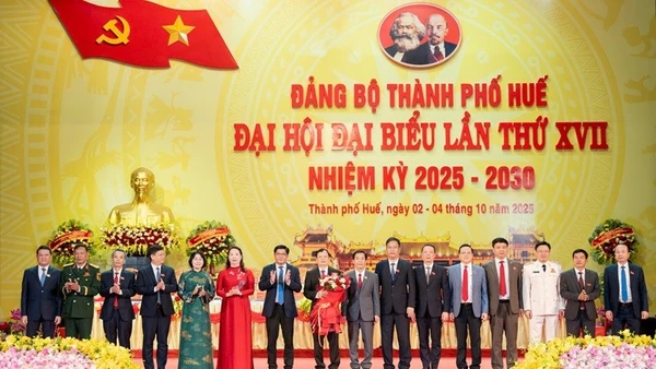 Thanh Hóa Thực Hiện Thắng Lợi Nhiệm Vụ Then Chốt, Trọng Tâm Tập Thể Ban Thường Vụ Thành Ủy Khóa Xvii Tặng Hoa Đồng Chí Bí Thư Thành Ủy Khóa Xvi Lê Trường Lưu.