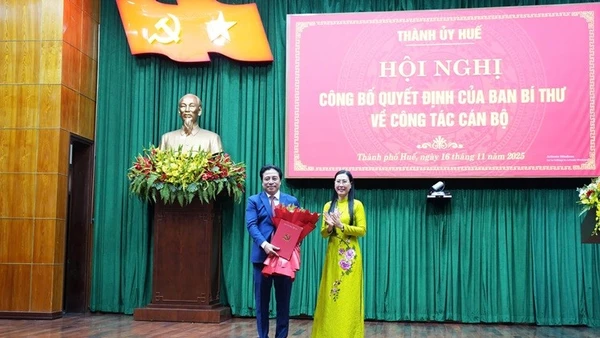 Ủy viên Trung ương Đảng, Phó Trưởng ban Tổ chức Trung ương Bùi Thị Quỳnh Vân trao quyết định cho đồng chí Nguyễn Khắc Toàn.