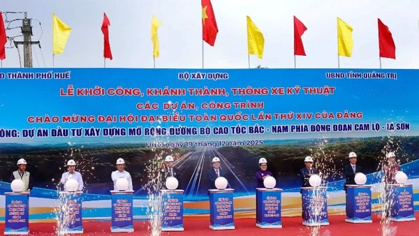 Các đại biểu thực hiện nghi thức khởi công Dự án dầu tư mở rộng cao tốc Cam Lộ-La Sơn.