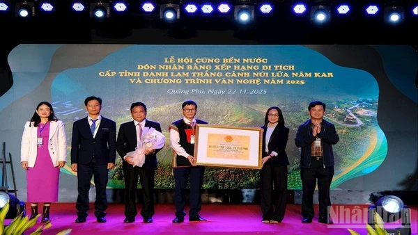 Lãnh đạo Sở Văn hóa, Thể thao và Du lịch tỉnh Lâm Đồng trao Bằng xếp hạng di tích cấp tỉnh đối với Danh lam thắng cảnh Núi lửa Nâm Kar cho Đảng ủy xã Quảng Phú.